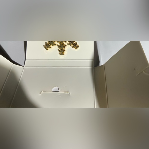 Limited Edition Gold CC Snowflake Pin Brooch - Picture 4 of 4